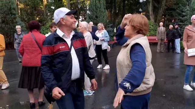 ЖИЛ ТЮЛЬПАН В ОДНОМ САДУ! СЧАСТЛИВЫЕ МОМЕНТЫ ИЗ ПАРКА ГОРЬКОГО ХАРЬКОВ ТАНЦЫ