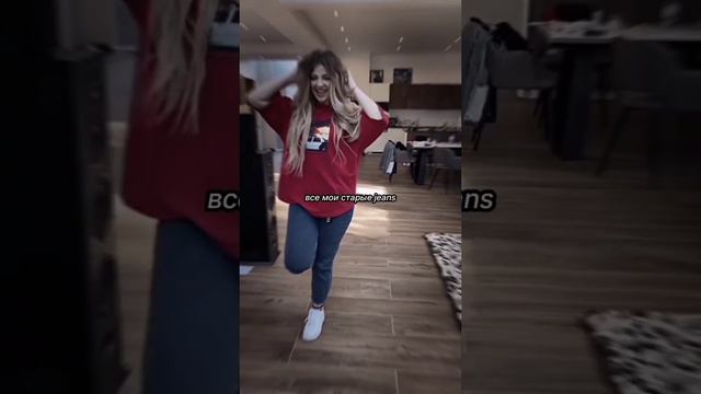 АНЯ ПОКРОВ ПОКАЗЫВАЕТ ЯЗЫК