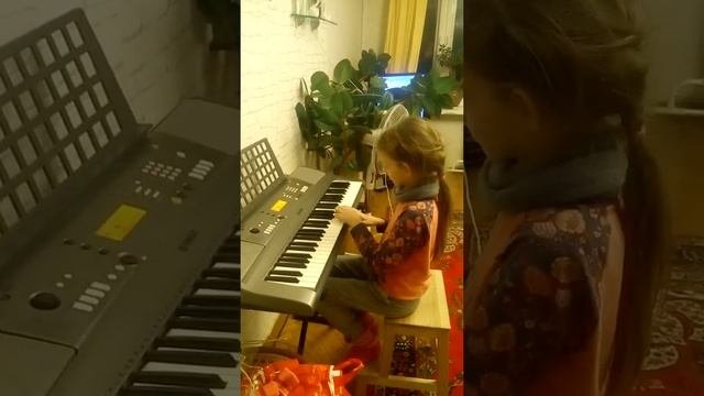 Я играю на сентезаторе Чешский народный танецМама первое слово