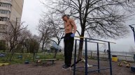 Упражнение на трицепс, нестандартное, на краях брусьев.