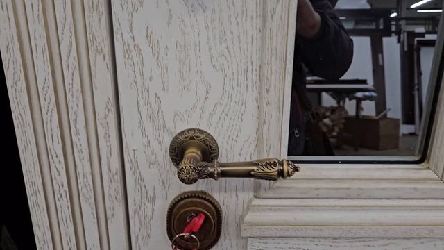 Впечатляющая парадная дверь с верхней вставкой для загородного дома - великолепие в каждой детали