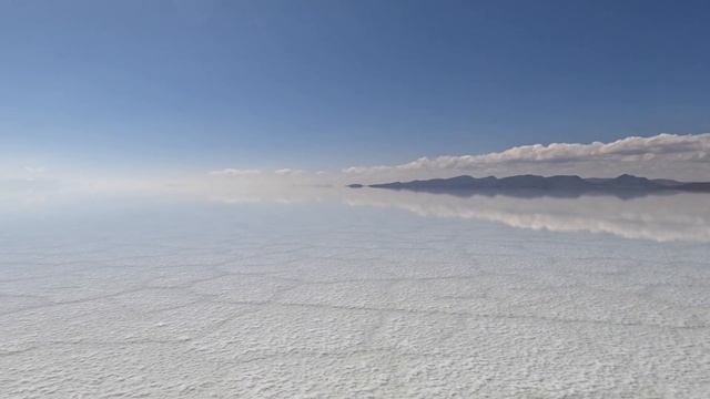 THE WORLDS LARGEST MIRROR  UYUNI SALT FLATS  SALAR DE UYUNI  BOLIVIA