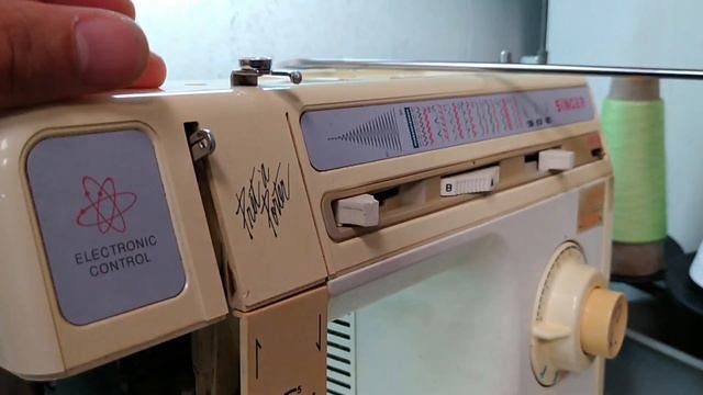 Máquina Singer Pret a Porter 9818 com regulagem do tensor e troca de lâmpada