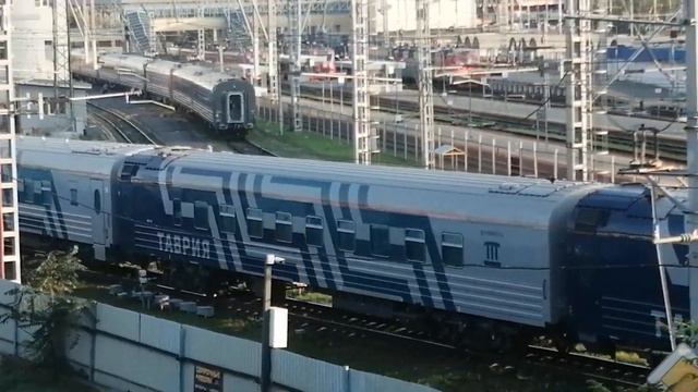 Электровоз ЭП1М 610 с поездом №160Щ Москва-Симферополь.