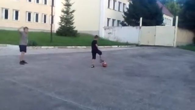 Мелкий пацан круто лупит по воротам