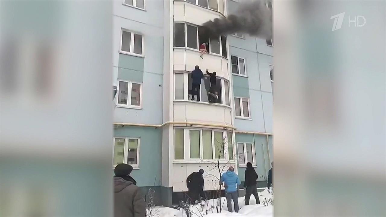 Из горящей квартиры в Ярославле спасли женщину с ребенком
