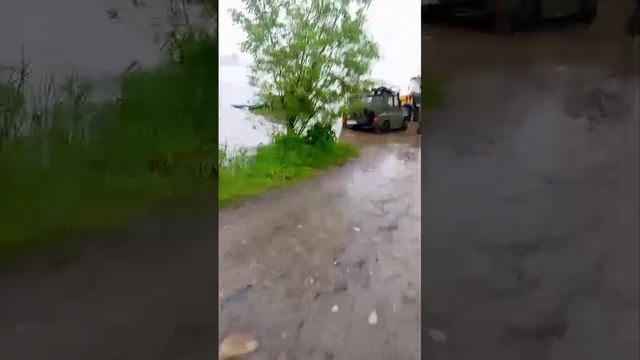 Жители посёлка Майзас скидывают видео последствия дождей.