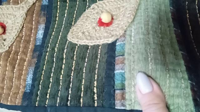 панно зі зразків меблевих тканин і плетеною гачком аплікацією #patchwork #печворк