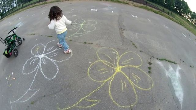 Учим цвета для самых маленьких | Подвижная игра на улице с малышом | Ребенок 2 и 1