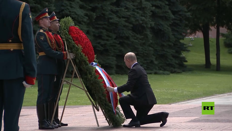 بوتين يضع إكليلا من الزهور عند ضريح الجندي المجهول في "يوم الحزن والذكرى"