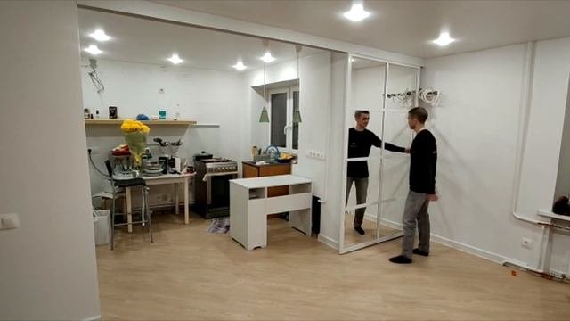 Раздвижная перегородка без нижней рельсы зонирование пространства