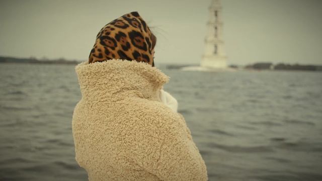Фотосессия в мороз минус -23с,набережная и  девушка на берегу.