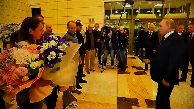 Владимир Путин приехал в аэропорт встретить обменянных россиян