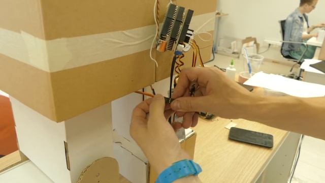Собираем большого робота из картонных коробок, линеек и сервоприводов. Проекты 2.0