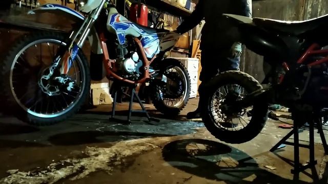 Подставка для мотоцикла ,по принципу: центральная подножка.