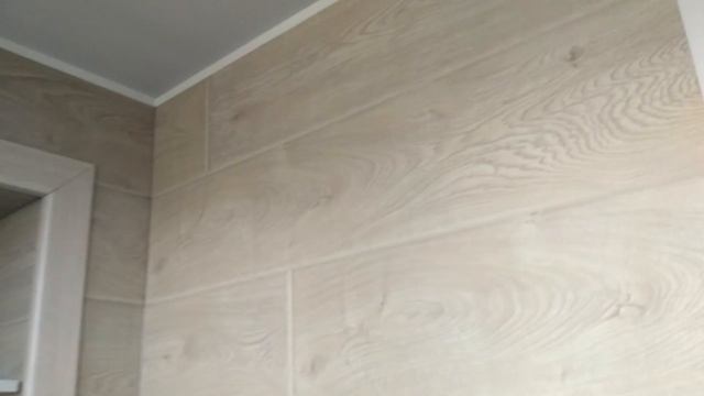 Комната отдыха на балконе. Ламинат в отделке лоджии. Телевизор на балконе.