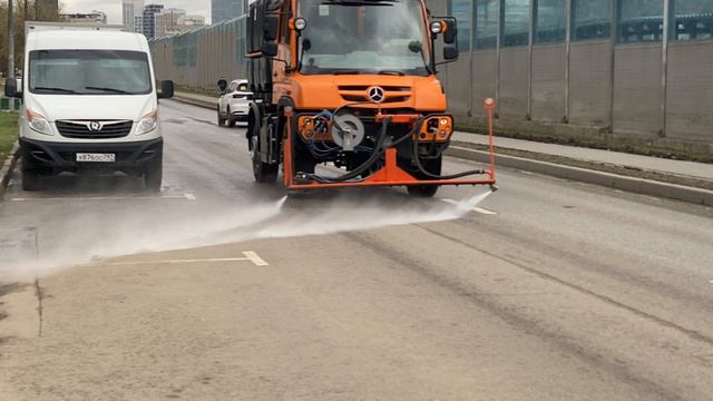 Поливомоечная машина МОС-6.0ПМ на базе Mercedes Unimog от завода МосУдарник в работе моет Москву