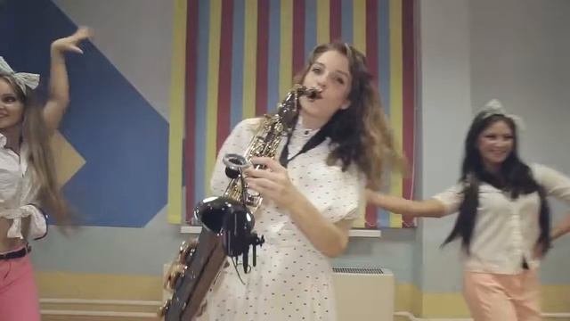 Саксофонистка и шоу балет 2