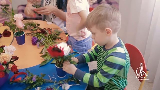 Як зробити композицію з живих квітів...
