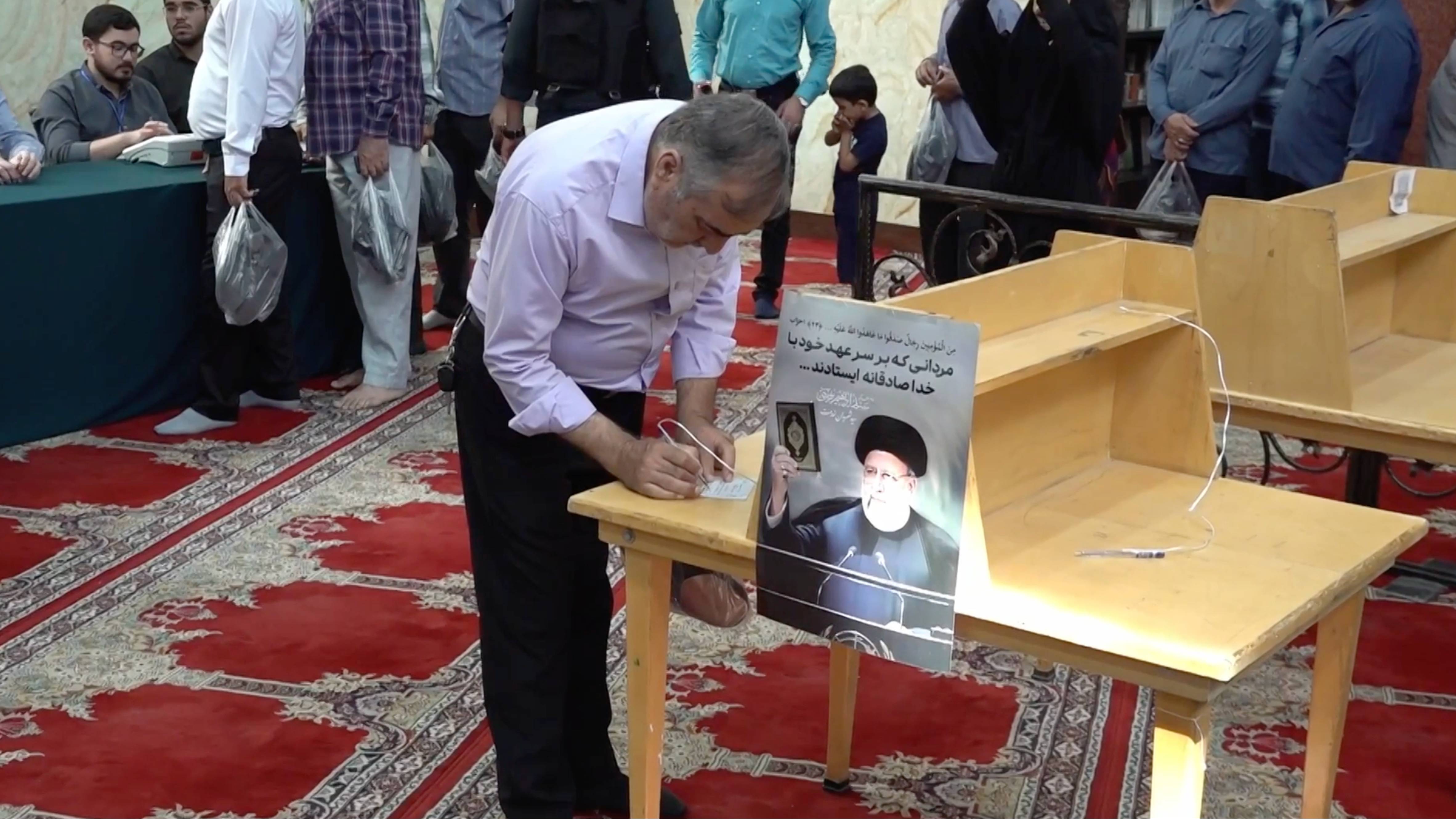 Жители Ирана голосуют на досрочных выборах президента