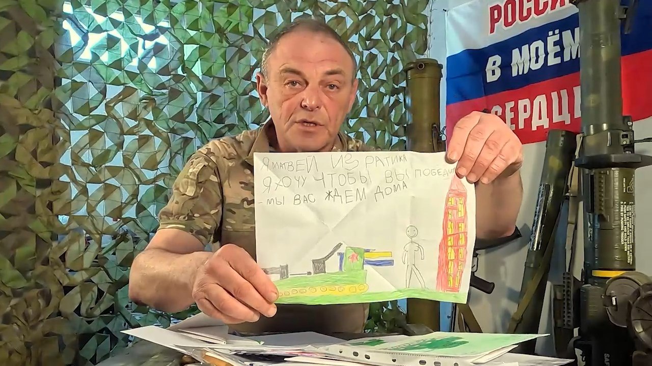 Боец отряда Российского Союза боевых искусств "СОЮЗ" отвечает на письма школьников