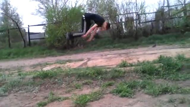 Первое удачное сальто на земле от Данила))
