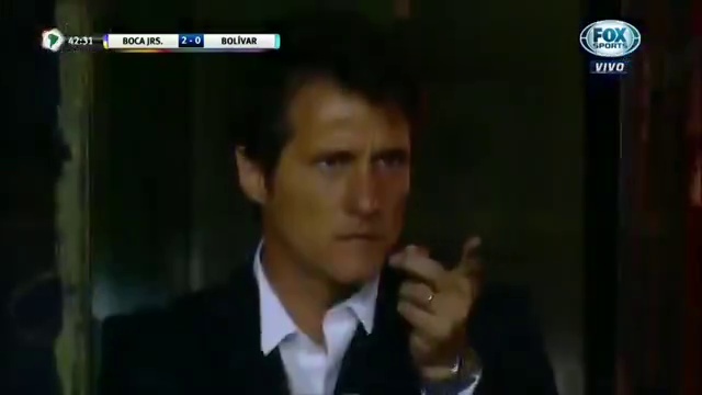 Тевес пробежал половину поля, накрутив всех подряд, и забил в стиле Диего Марадо