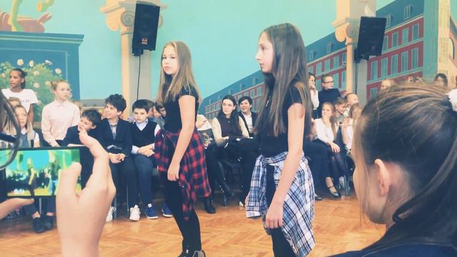 Наши танцоры ( видео снято в школе там есть посторонние звуки простите )