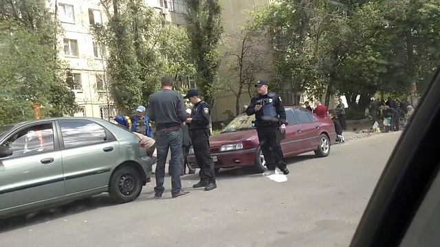 Полиция разгоняет машины на "Блошинном рынке"- "Березинка".