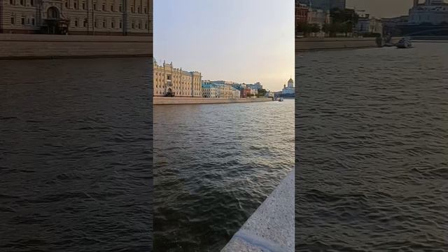 Вид на Москву реку не из теплохода.