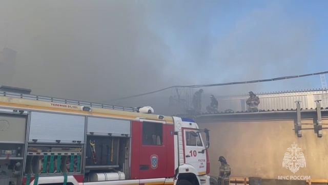 Сотрудники МЧС России продолжают тушение крупного пожара в мебельном цеху в Ростове-на-Дону.