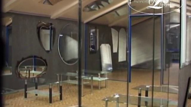 Женщина писает в торговом зале у всех на виду