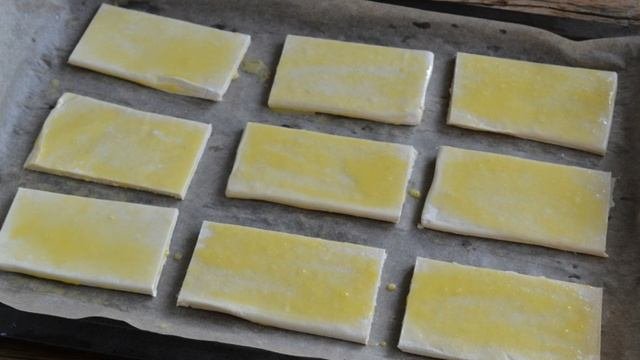 Язычки из слоеного бездрожжевого теста