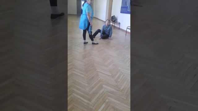 Ученик помогает уборщитсе мыть полы ХD