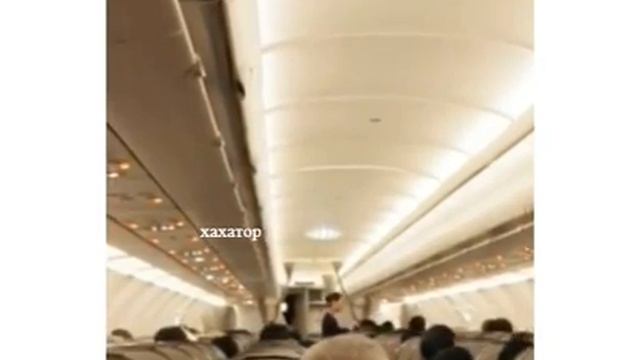 Пилоты забыли выключить микрофон, и пассажиры услышались ихний разговор)))