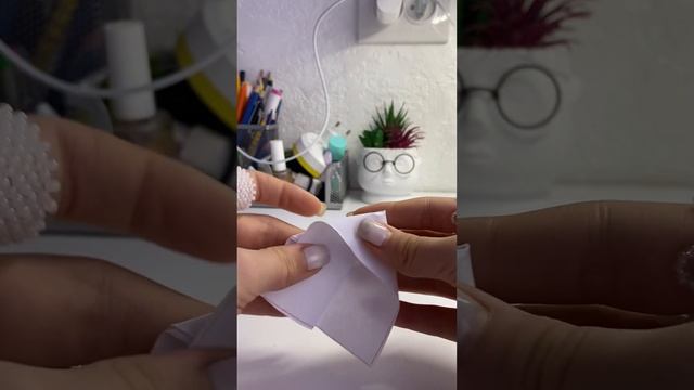 Бабочка оригами из бумаги.
