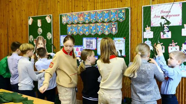 Вчера Вологодские школьники снова плели маскировочные сети для участников СВО