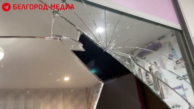 Снаряд торчит прямо из квартиры — последствия вчерашней атаки на Белгород