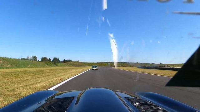 Jaguar type E on board vs jaguar type E et lotus elan