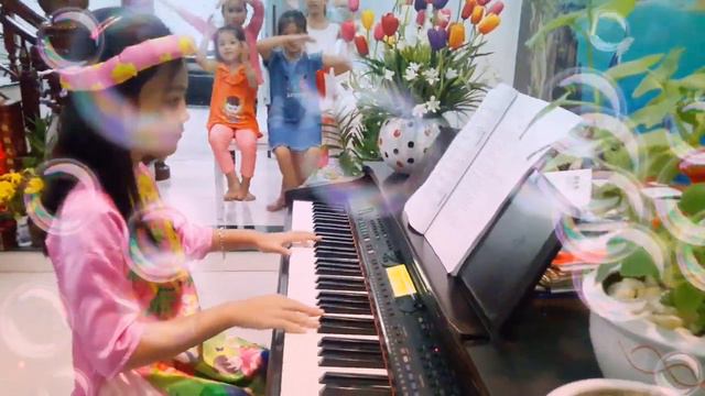 HAPPY NEW YEAR- Piano: Hương Trà
