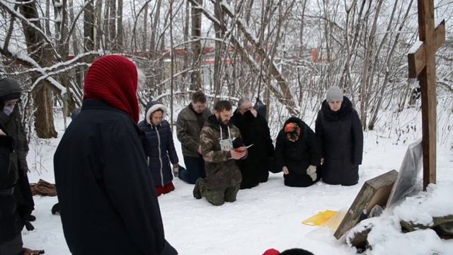 ВОТ ЭТОТ КРЕСТ СНЕСЛИ! Пермяки регулярно собирались на молебны у креста