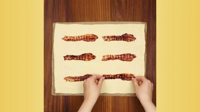 Köchin kippt Bratkartoffeln in rohe Eier. Was sie plant, ist ein Futtertraum!