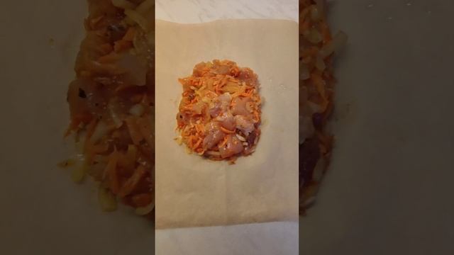 куриная грудка в пергаменте  на сковороде
