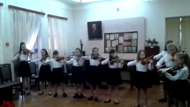 Ансамбль скрипалів молодших класів "Віоліки".Острівська МШ.  Керівник:Надія Феськів.