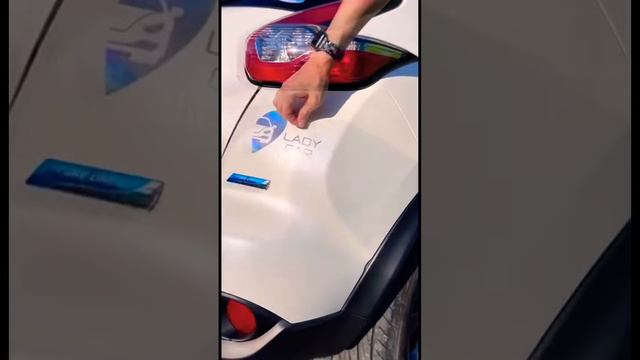 Клеим наклейку на монтажной пленке