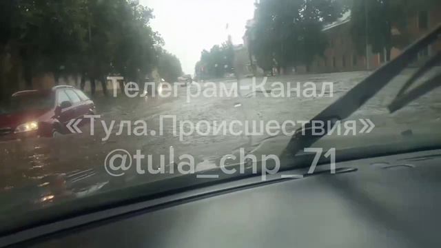 Улицу Металлургов в Туле затопило