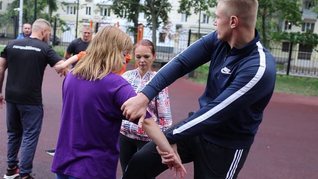 В Воронеже полицейские провели «Зарядку со стражем порядка» и обучили приемам самообороны