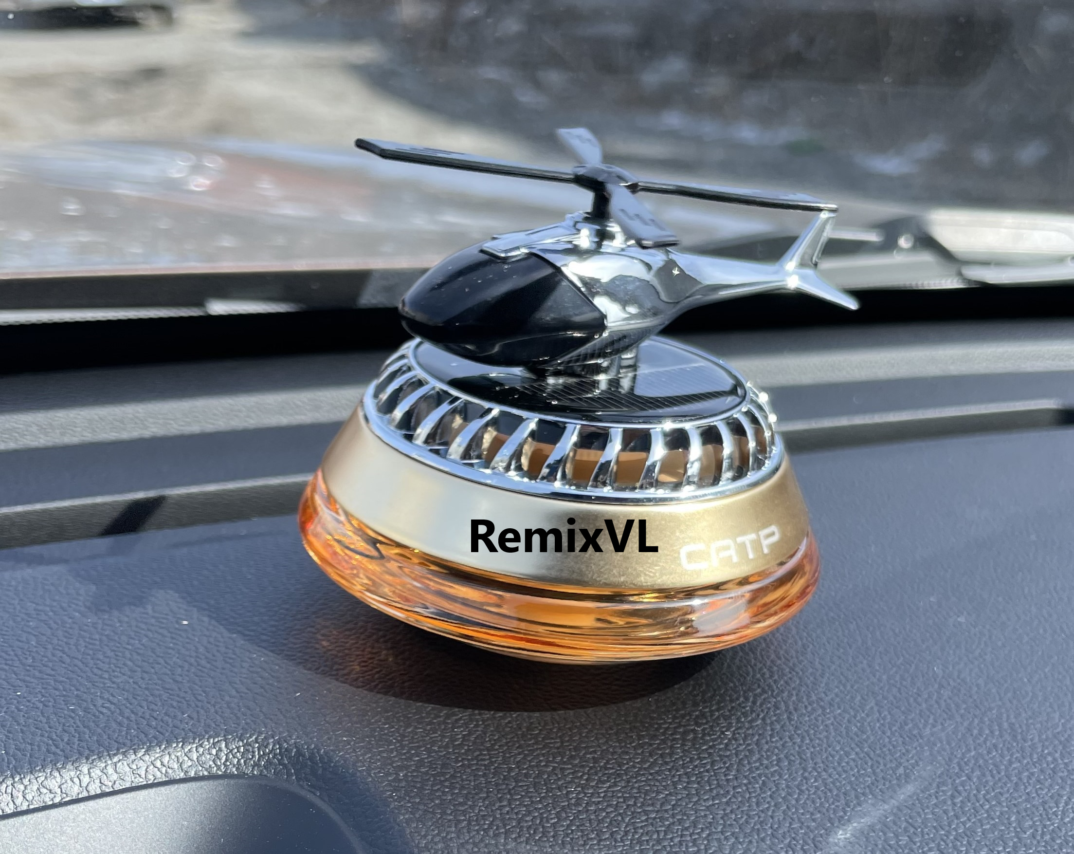 Магазин RemixVL: Видео обзор ароматизатор на панель автомобиля на солнечных батареях
