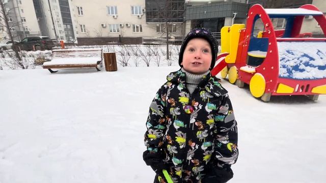 Игры во дворе. #дети #мама #снег