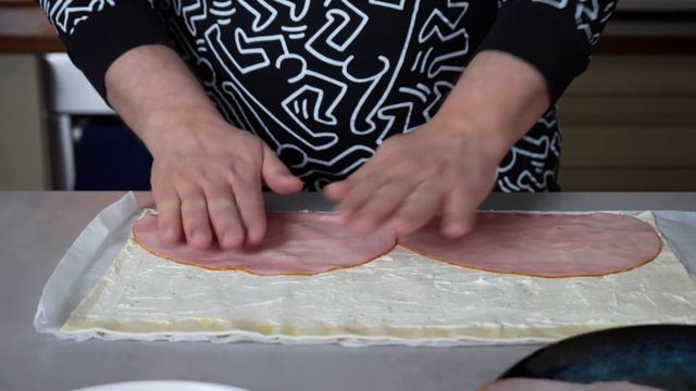 Шикарные слойки с ветчиной и сыром! Рулетики из слоеного теста.